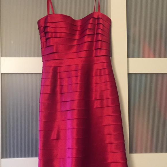 Stunning Red BCBG Laser Cut Tiered Dress NWOT - Picture 4 of 9